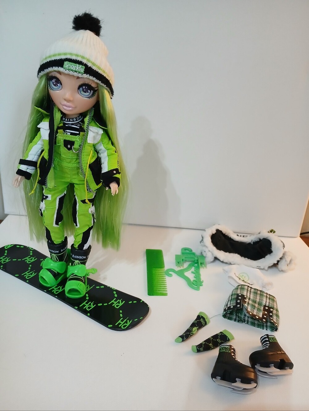 Rainbow High Winter Break Jade Hunter With Second Outfit & Accessories